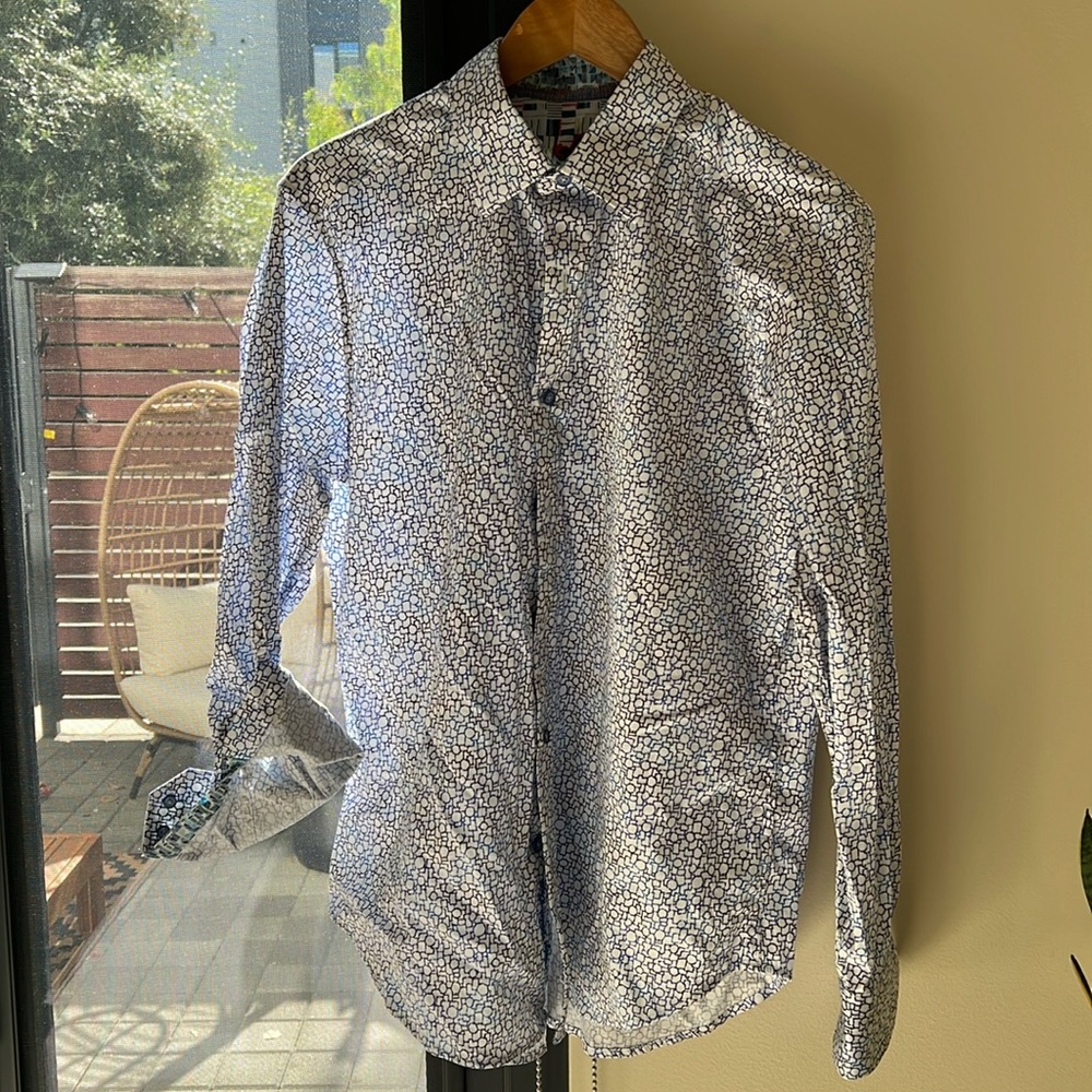 Like new Robert Graham mens shirt in size medium.